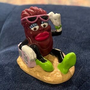 Vintage 1988 California Raisins "Girl on the Beach”